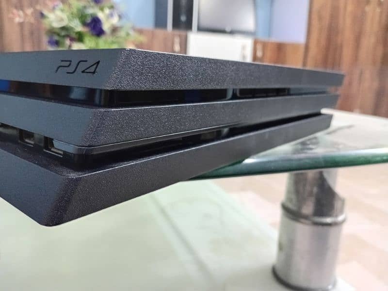 SONY PS4 PRO 1 TB ( like a brand new ) 2