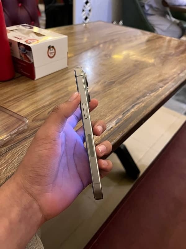 Iphone 15pro jv Natural titanium 128gb with box 3