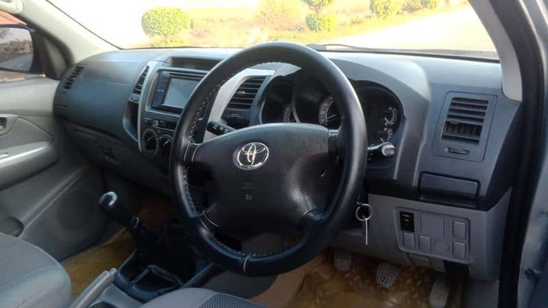 Toyota Hilux 2011 1