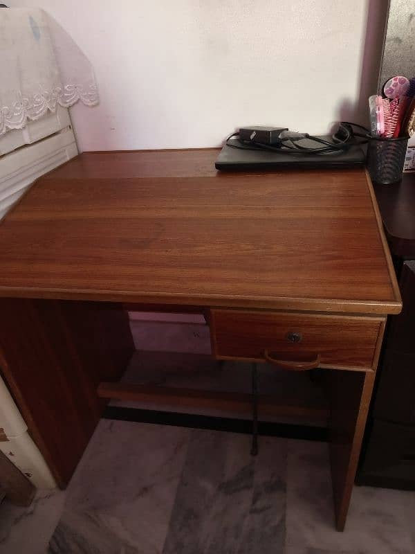 An excellent quality computer table 0