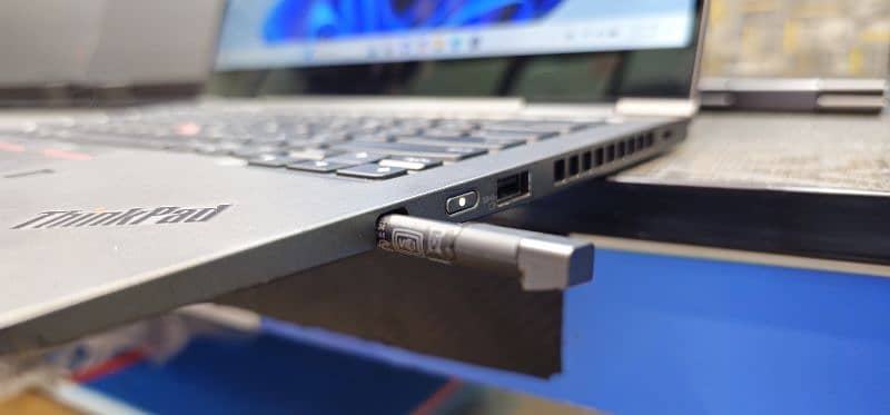 Lenovo thinkpad X1 yoga i7 8th Generation Touch x360 18