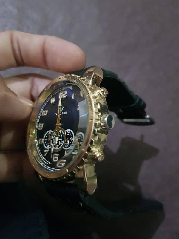 Man's Wrist Watch gold with Black Straps 0