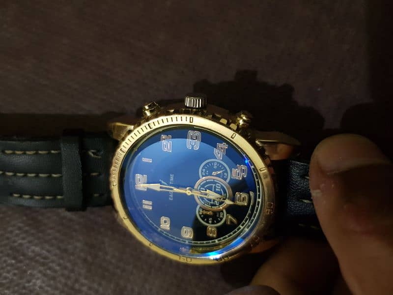 Man's Wrist Watch gold with Black Straps 1