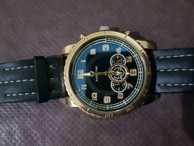 Man's Wrist Watch gold with Black Straps