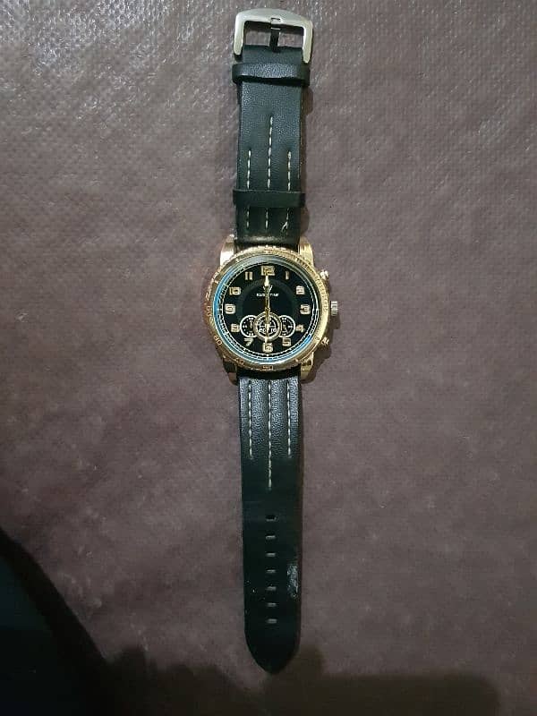 Man's Wrist Watch gold with Black Straps 4