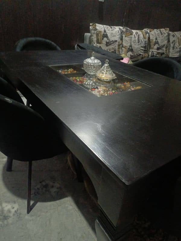 Dinning table almost new 2