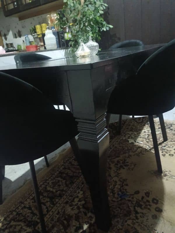 Dinning table almost new 3
