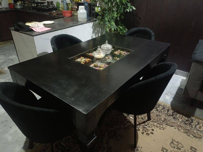 Dinning table almost new 4