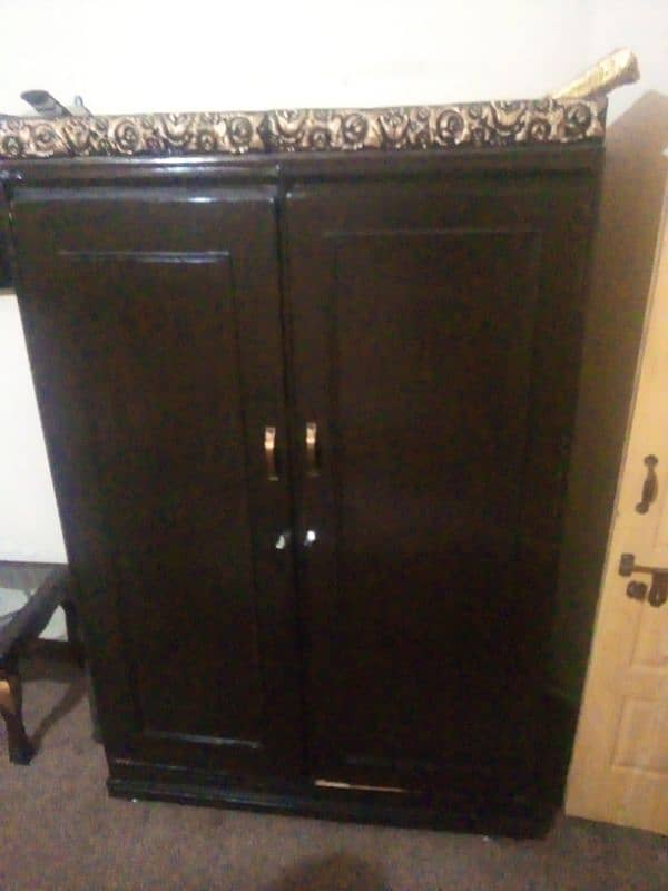 karon wale almari bilkul saf condition only one month use for sale by 2