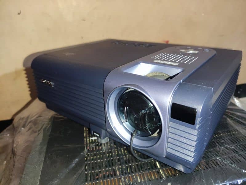 Benq projector model PB 6110 bahtreen condition & full working 1