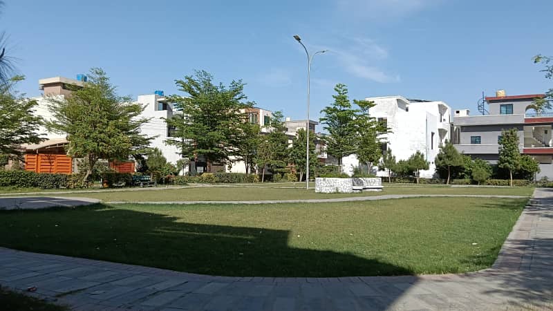 10-Marla Ready-for-Possession Plot in Kamran Block, SA Gardens Phase 2 Prime Location! 30