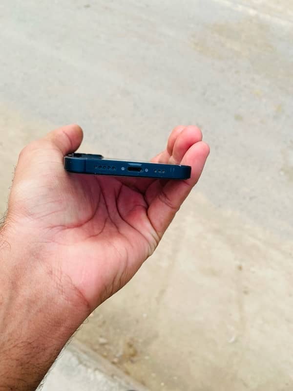 iPhone 13 4