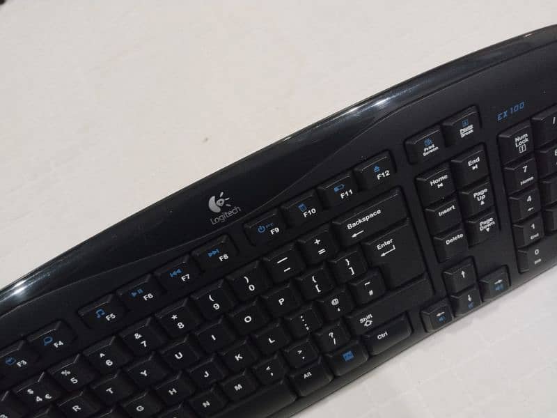 Logitech keyboard Mouse 1
