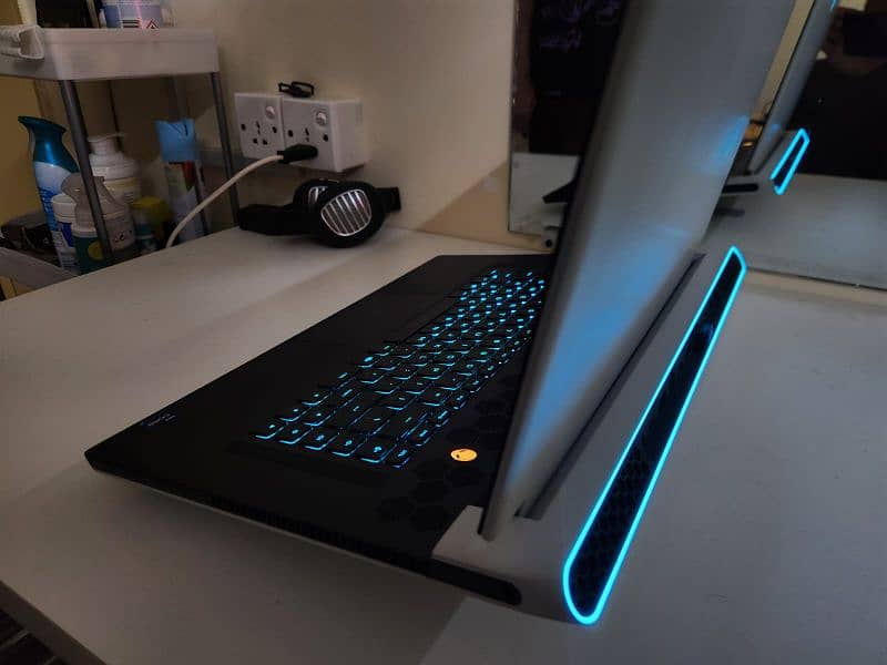 Alienware x17 r1  Rtx 3080 I9 2TB 64GB 360 Hz | Gaming Laptop 0