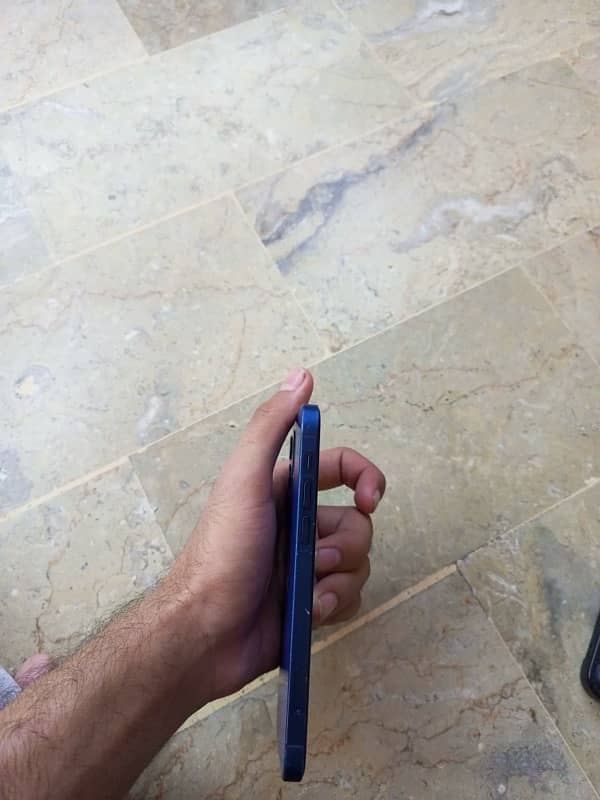 Iphone 12 condition 10/10 4