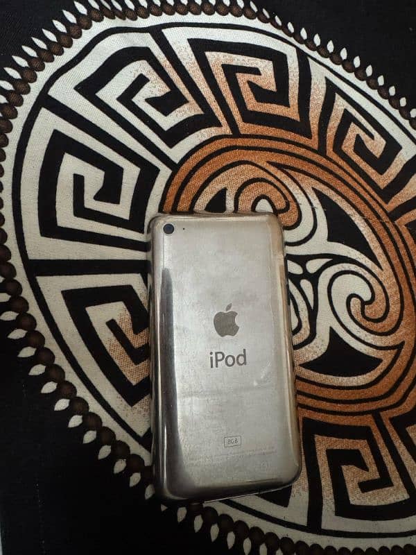 Apple ipod Touch with Box and Cable 4
