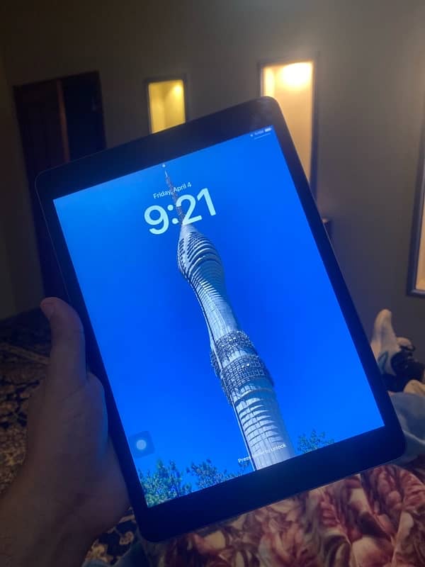 URGENT SELLING  APPLE IPAD 9 GEN 64GB WIFI 1