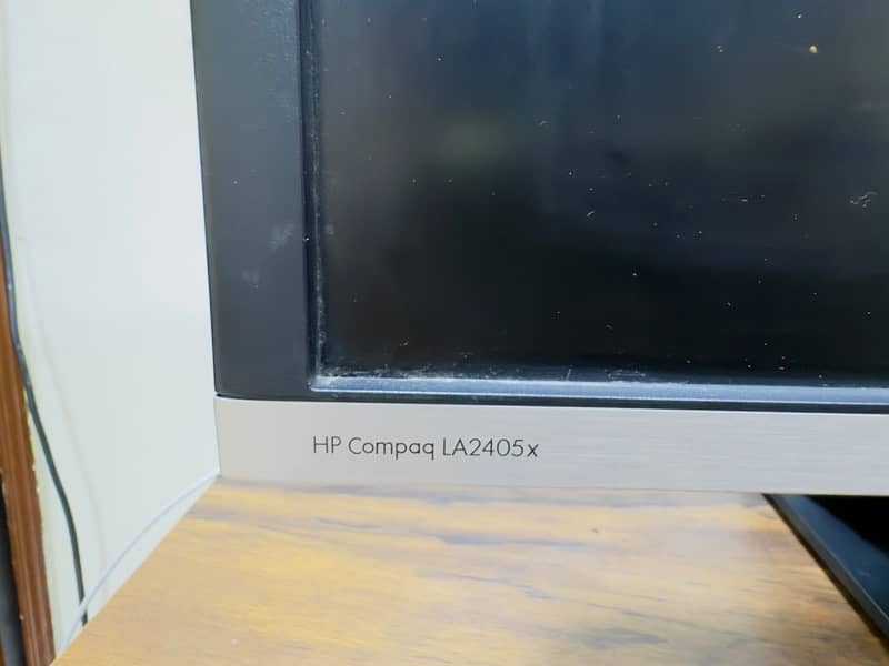 HP Compaq LA2405X 24-inch LED Widescreen Monitor 1