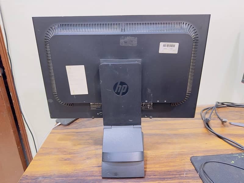 HP Compaq LA2405X 24-inch LED Widescreen Monitor 2