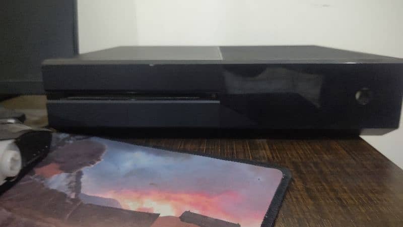 Xbox one 500 GB with one controller condition 10/10 phone#03164055534 1