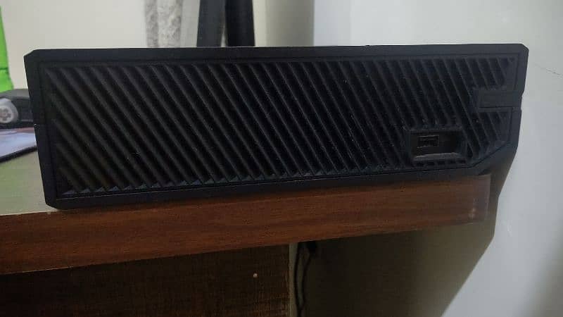 Xbox one 500 GB with one controller condition 10/10 phone#03164055534 4