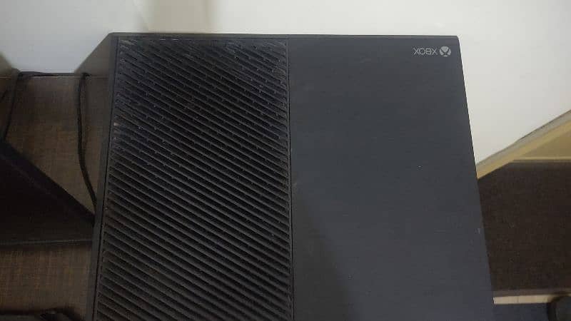 Xbox one 500 GB with one controller condition 10/10 phone#03164055534 5