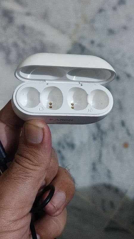 Earphone Arch company 0