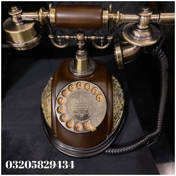 antique style telephone set 0