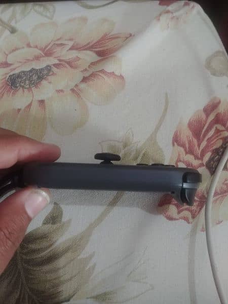 Nintendo switch right controller good condition geninue 2