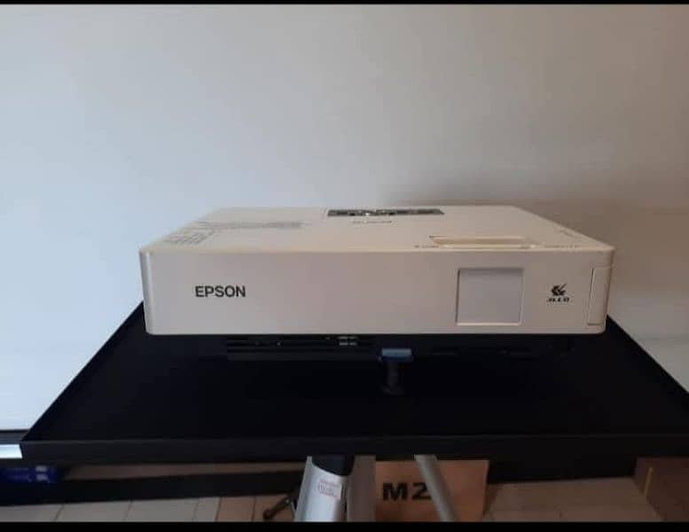 WE HAVE ALL KINDS OF PROJECTORS AVAILBLE IN DUBAI IMPORT 03152965654 0