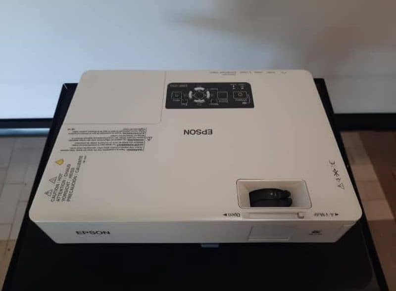 WE HAVE ALL KINDS OF PROJECTORS AVAILBLE IN DUBAI IMPORT 03152965654 2