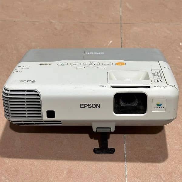 WE HAVE ALL KINDS OF PROJECTORS AVAILBLE IN DUBAI IMPORT 03152965654 7