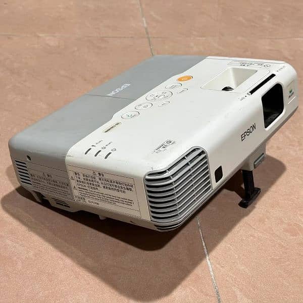 WE HAVE ALL KINDS OF PROJECTORS AVAILBLE IN DUBAI IMPORT 03152965654 8