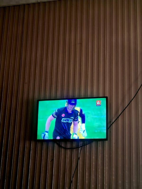 haier 32 inch LED 0