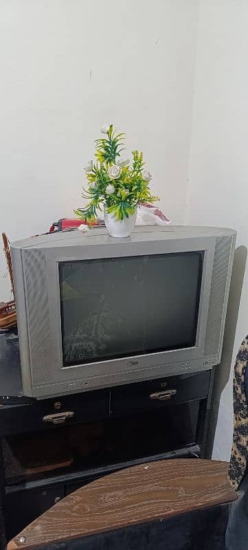 LG TV in perfect  condition, with remote 0