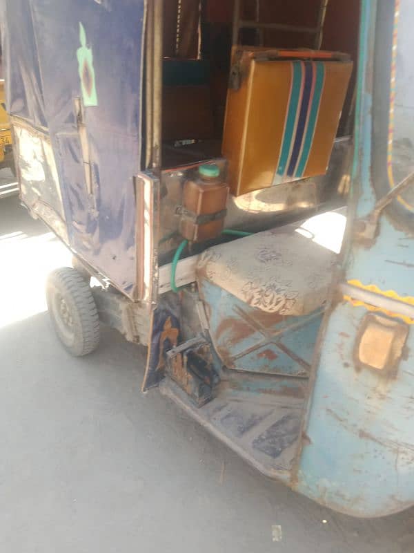 vespa Lot 2 stroke rickshaw for sale in good condition 3