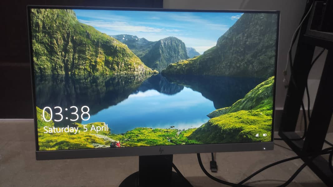 HP LCD E223 (22") Borderless with hydraulic Stand 1