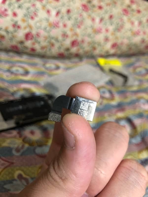 iphone se 2020 orignal back camera and charging strip 1