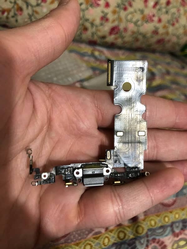 iphone se 2020 orignal back camera and charging strip 2