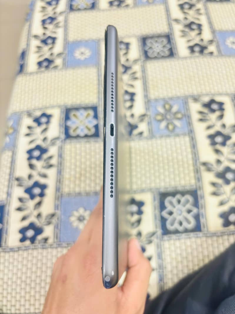 ipad -7 generation  +charger all ok 4