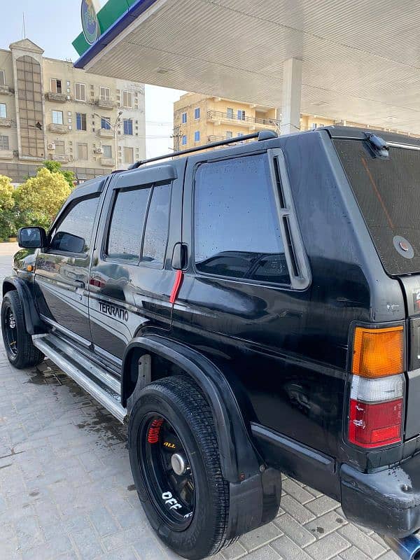 Nissan SUV 4x4 path fainder 2