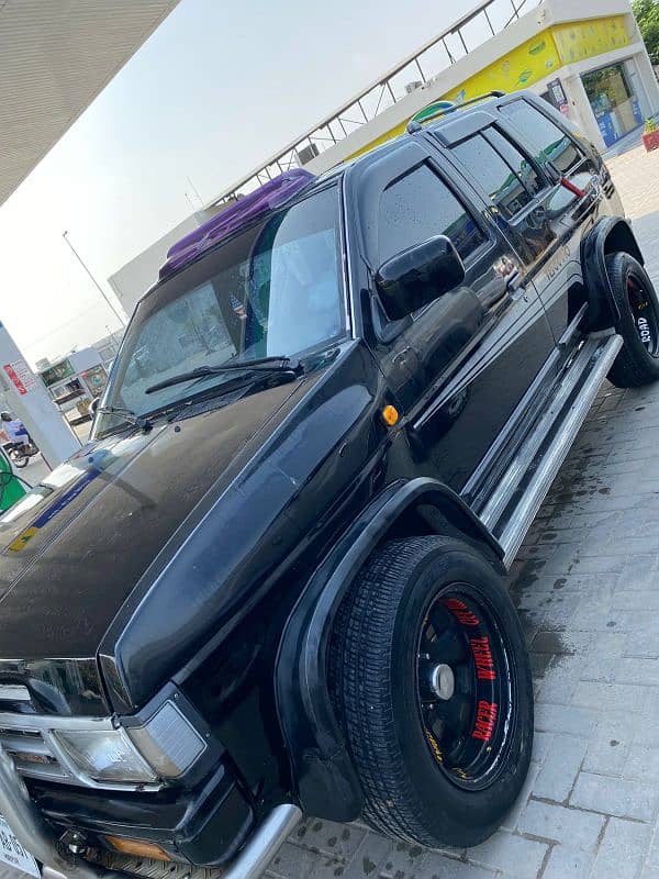 Nissan SUV 4x4 path fainder 3