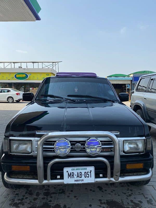 Nissan SUV 4x4 path fainder 4