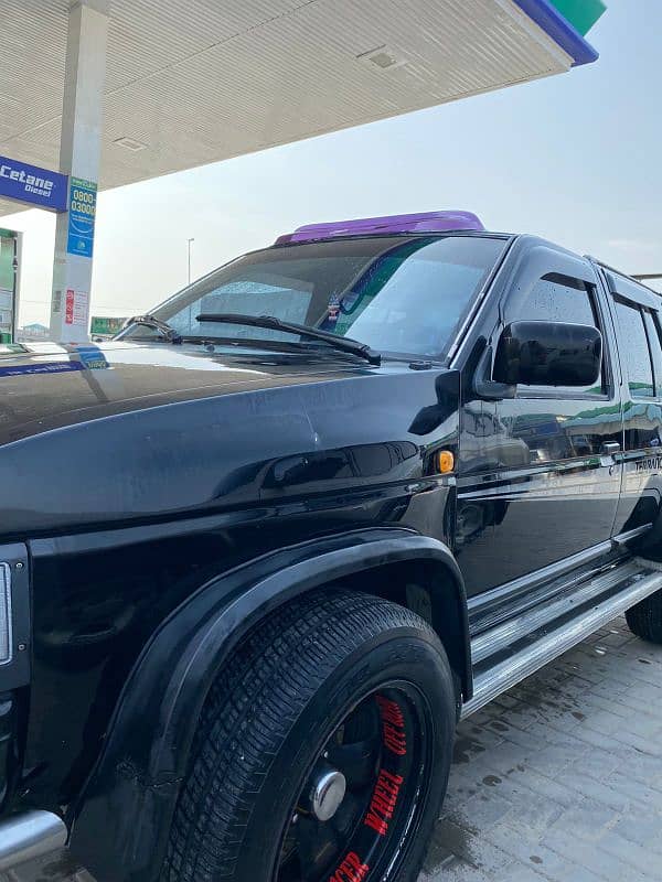 Nissan SUV 4x4 path fainder 6