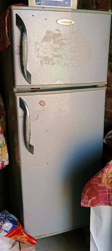 medium size frige  use me he 1