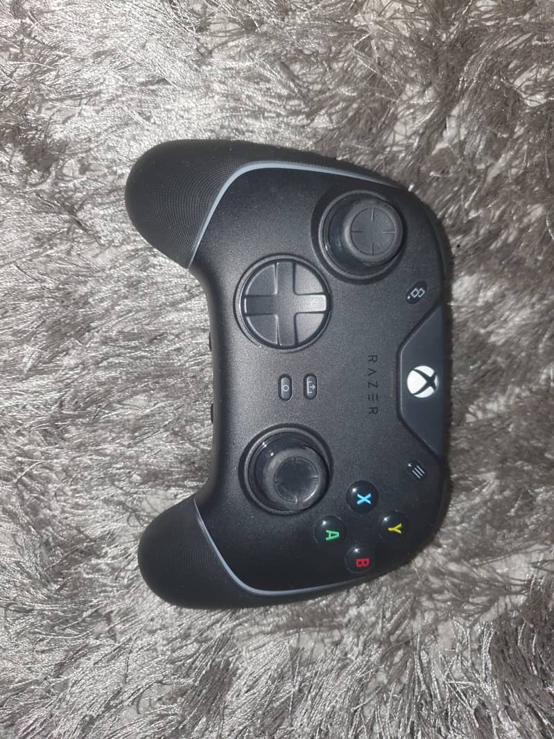 Razer Wolverine V2 Chroma Pro Controller 0