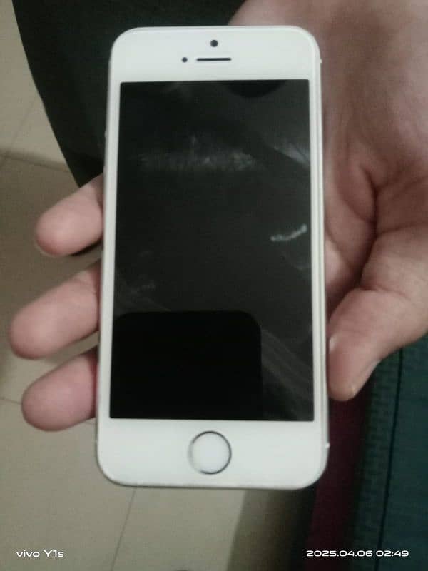 I am selling neat and clean iPhone 5s non pta approved 1