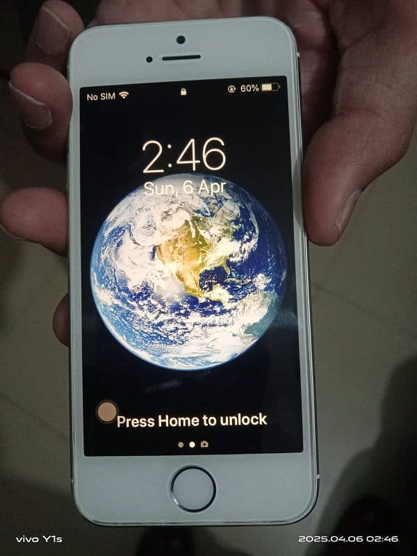 I am selling neat and clean iPhone 5s non pta approved 6