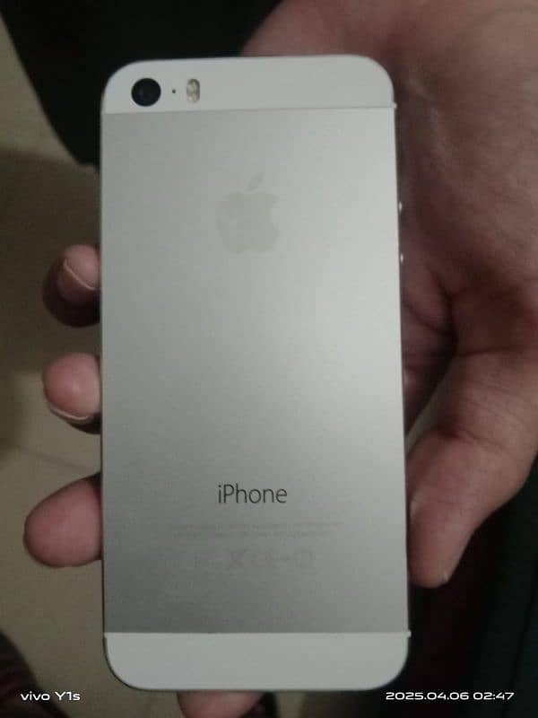 I am selling neat and clean iPhone 5s non pta approved 7