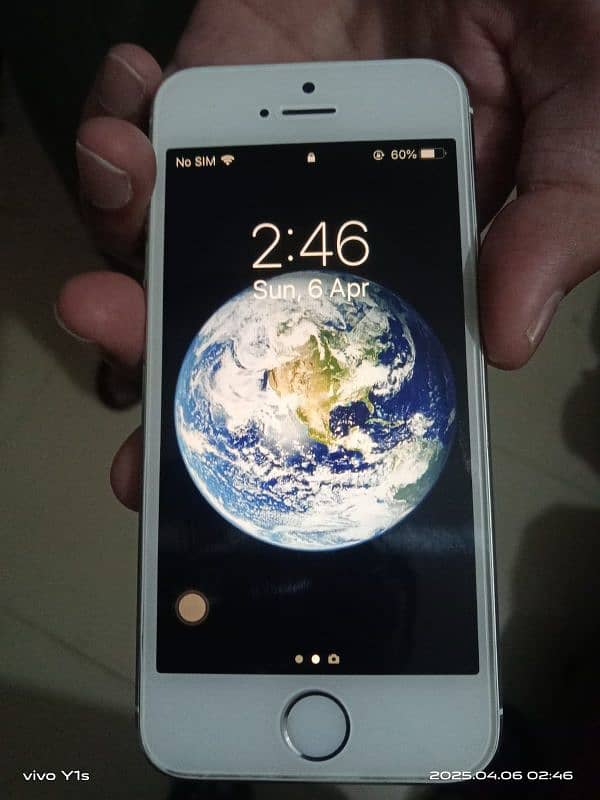 I am selling neat and clean iPhone 5s non pta approved 8